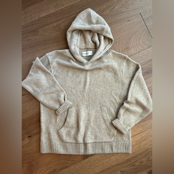 50% acrylic 27% nylon 14% cotton and 1% elastane Abercrombie men’s large sweat